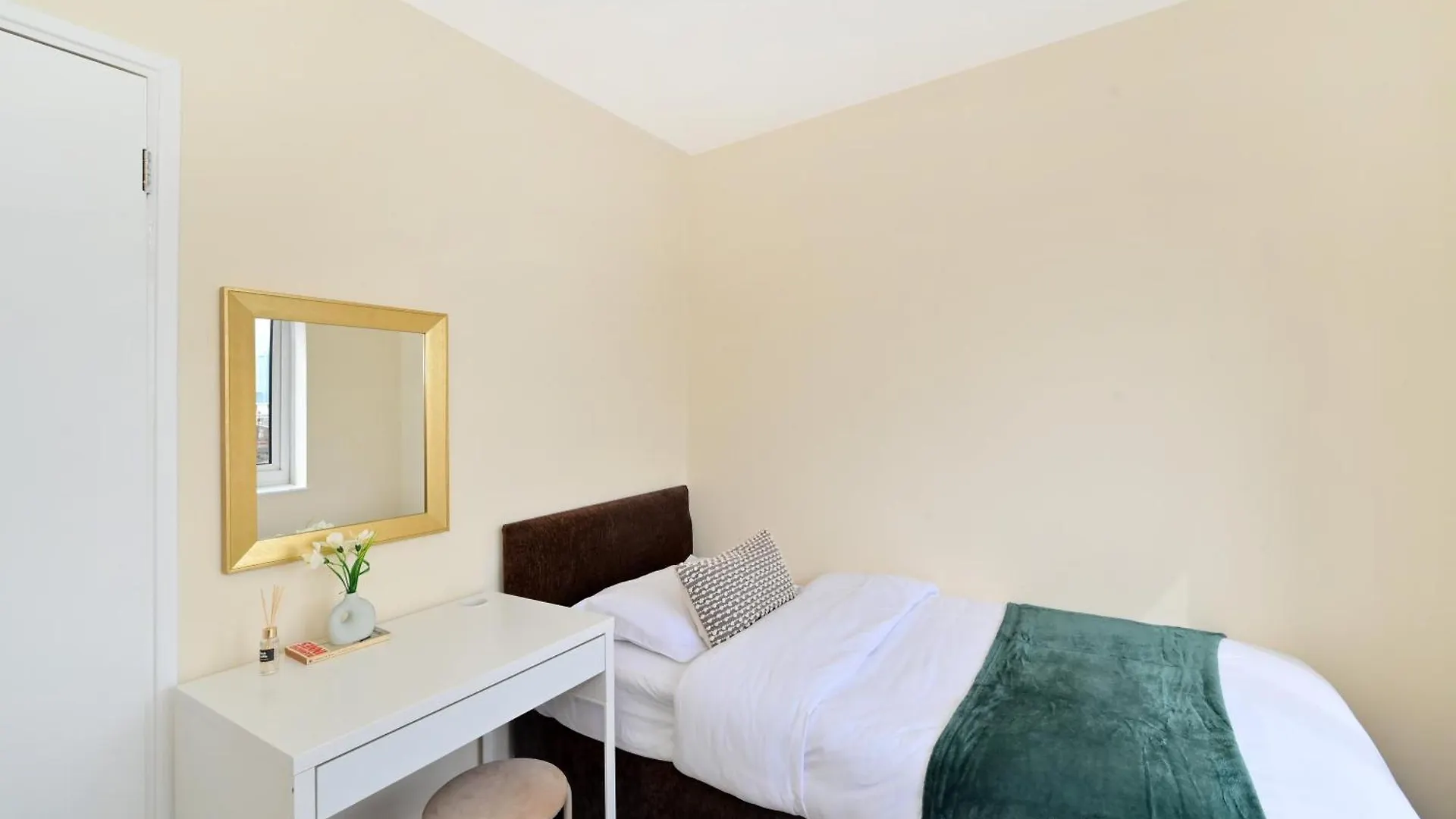 Spacious 5 Bedroom 3 Mins Walk From Mile End London United Kingdom