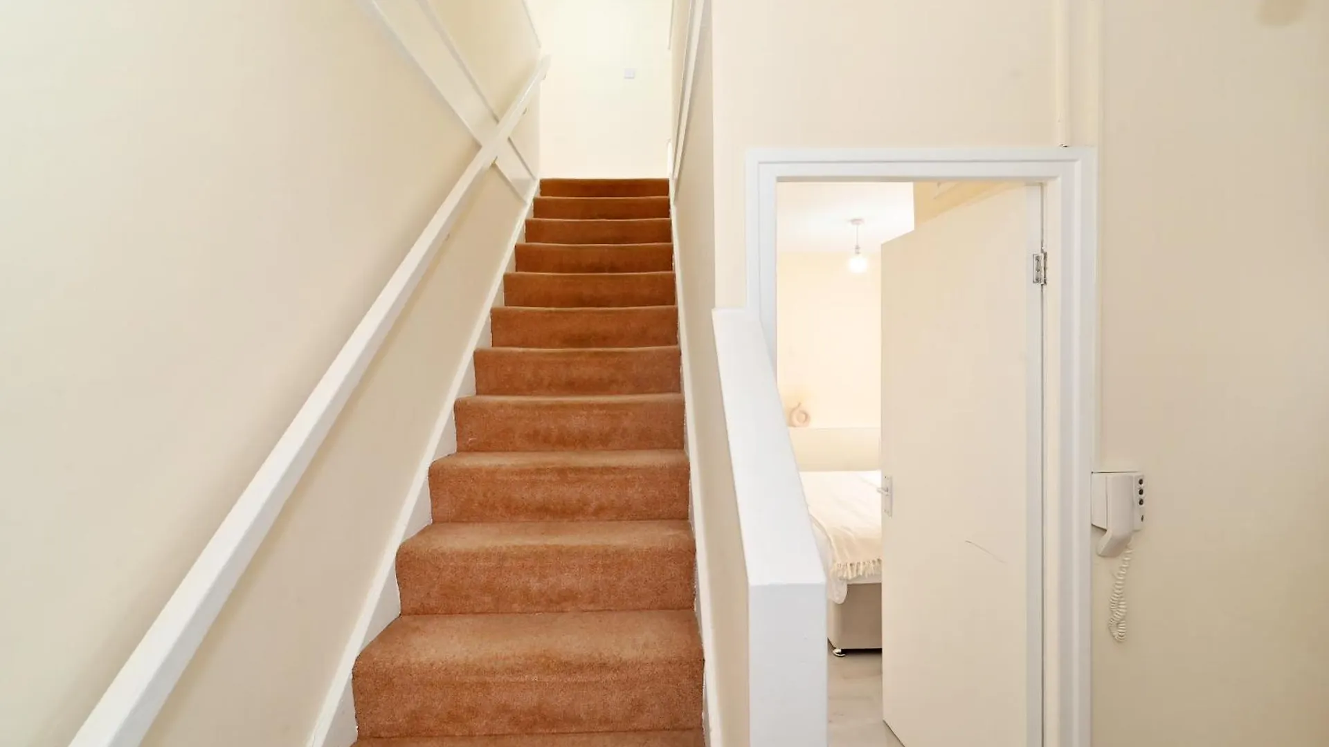 Spacious 5 Bedroom 3 Mins Walk From Mile End Londres