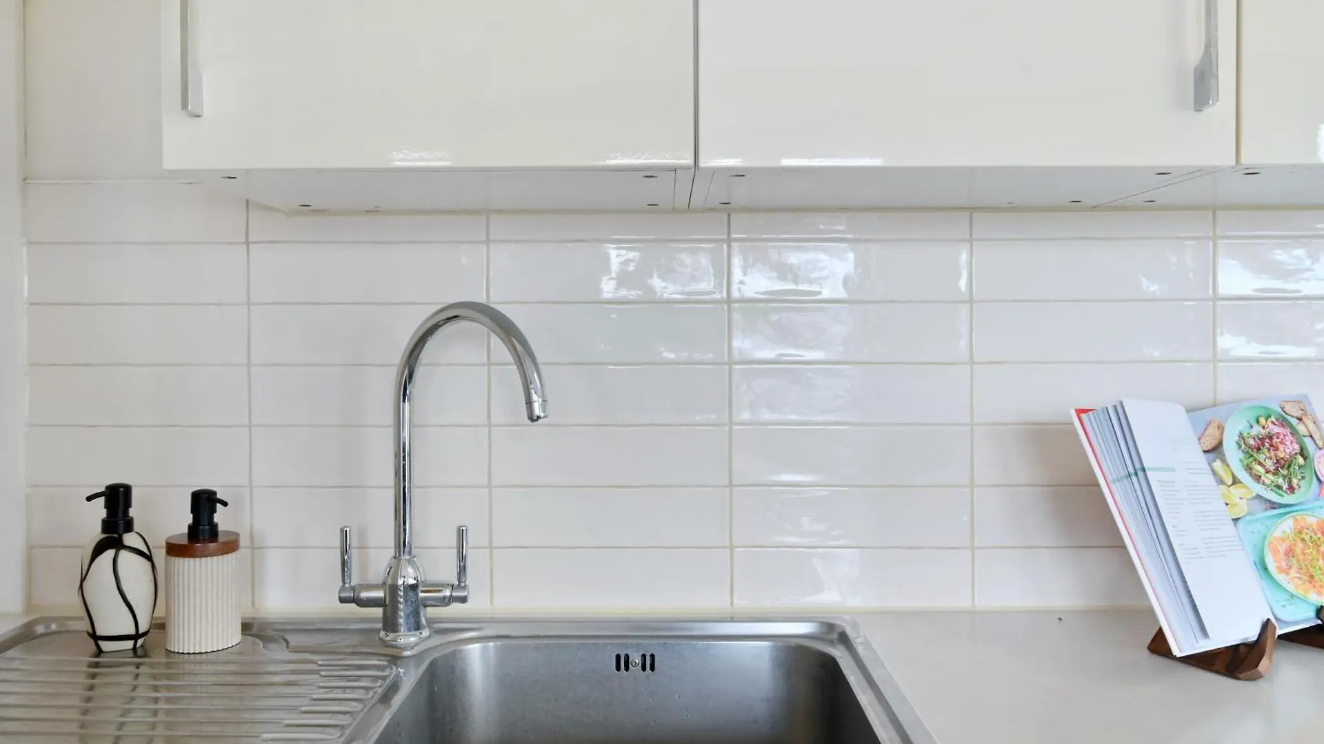 Spacious 5 Bedroom 3 Mins Walk From Mile End London Apartment