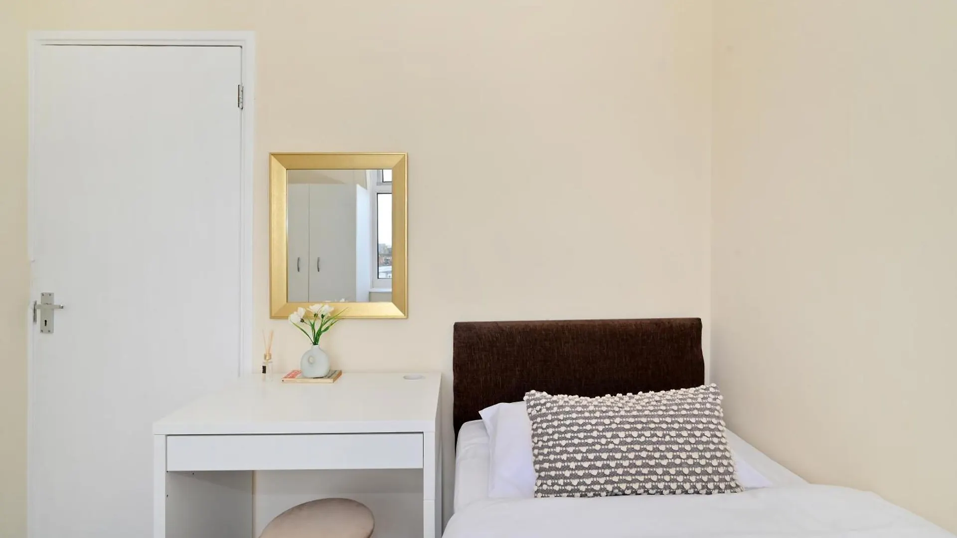 Spacious 5 Bedroom 3 Mins Walk From Mile End London 0*,  United Kingdom