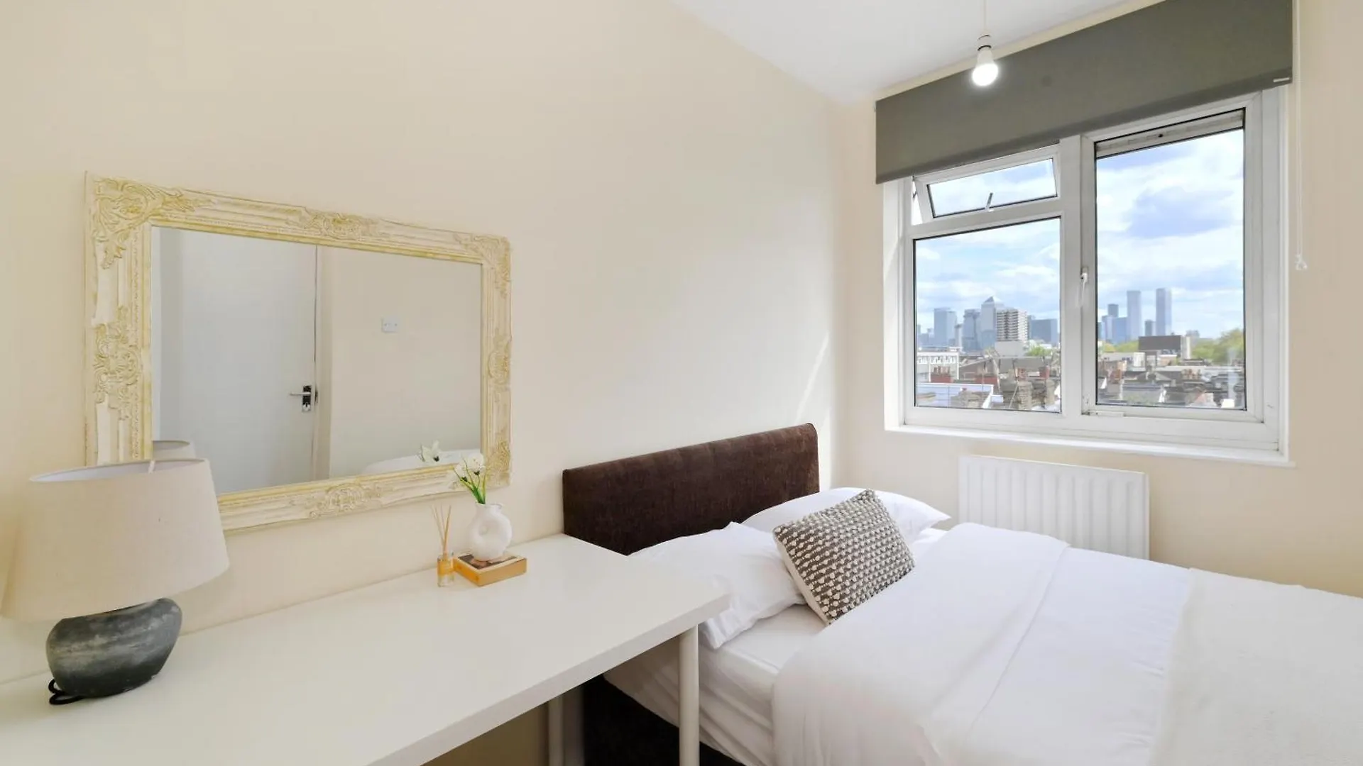 Spacious 5 Bedroom 3 Mins Walk From Mile End London 0*,  United Kingdom