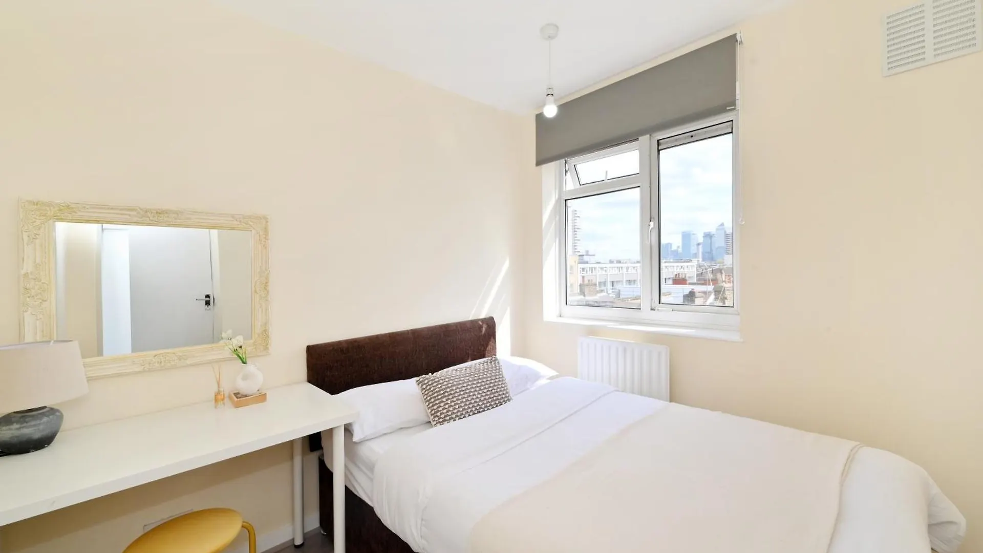 Spacious 5 Bedroom 3 Mins Walk From Mile End London 0*,