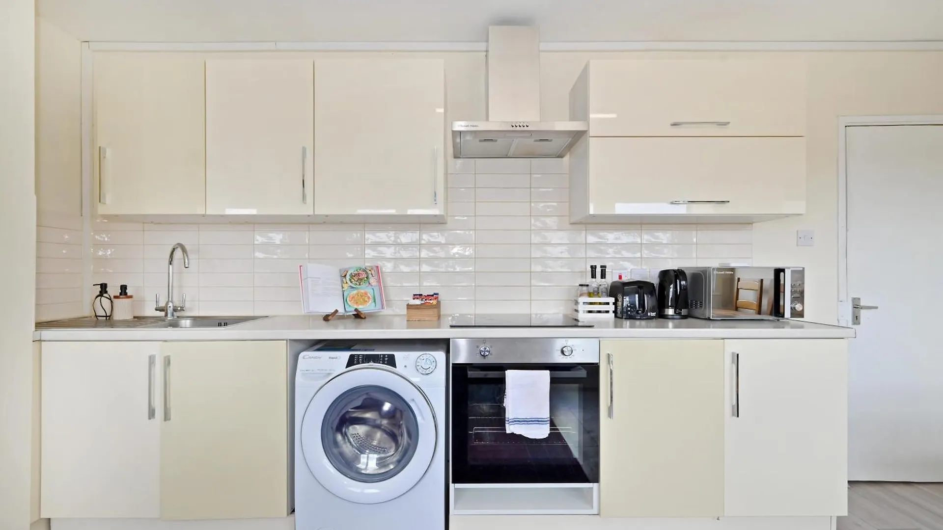 Spacious 5 Bedroom 3 Mins Walk From Mile End London